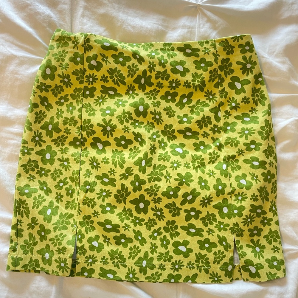 Cutest skirt!! 
— floral indie pattern!